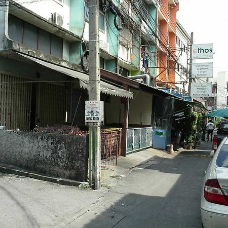 New Central Guesthouse Bangkok Bagian luar foto